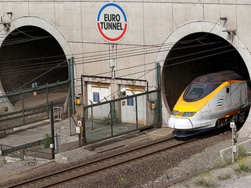 Izbjeglice zaustavile vlakove u tunelu ispod La Manchea