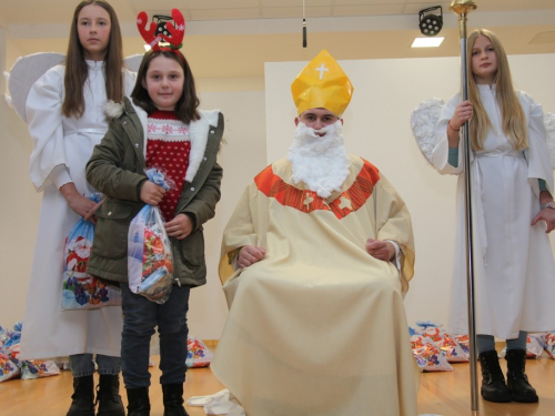 FOTO: Sv. Nikola razveselio djecu u Rumbocima