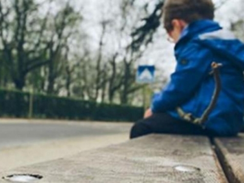 Italija: Majka iz BiH izbacila 8-godišnjeg sina iz kuće, jer ima novog partnera