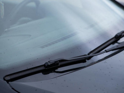Znate li čemu služe crne točkice na vjetrobranskom staklu auta?