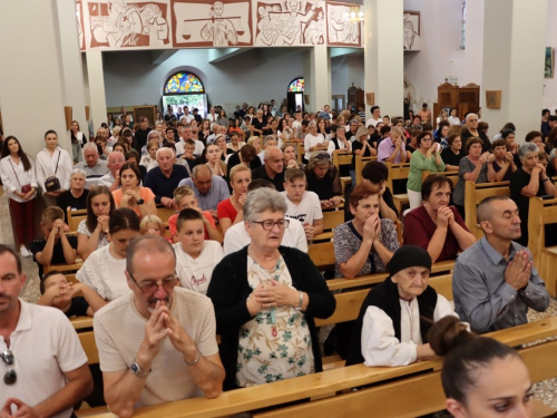 FOTO: Započela trodnevnica u župi Rama-Šćit, prvašići darovani prigodnim darovima