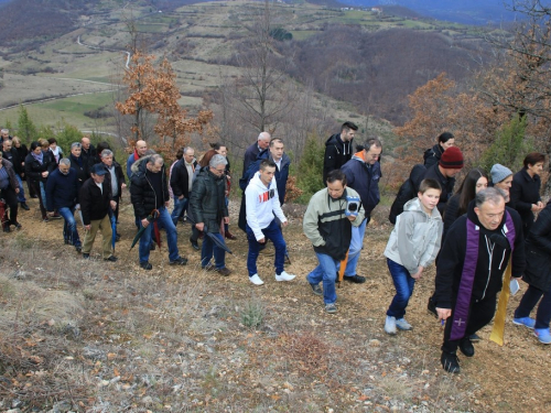 FOTO: Fra Andrija Jozić predvodio križni put na Uzdolu