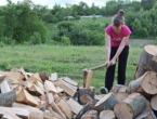 Studentica iz BiH cijepa drva, kosi i čisti kuće kako bi platila školovanje