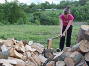 Studentica iz BiH cijepa drva, kosi i čisti kuće kako bi platila školovanje