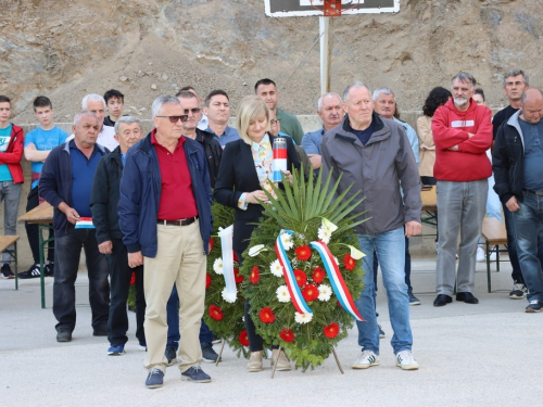 FOTO: Na Ustirami svečano otkriven spomenik poginulim i nestalim braniteljima