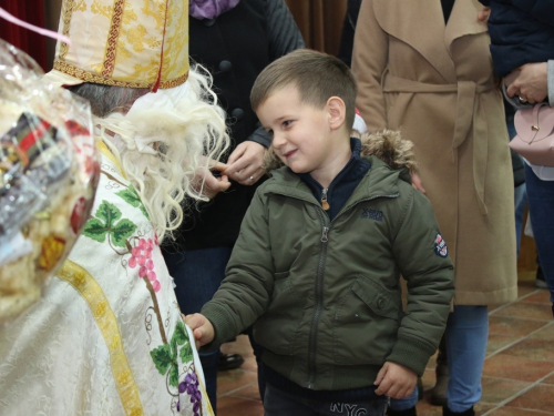 FOTO: Sv. Nikola i ove godine razveselio djecu u župi Rama Šćit