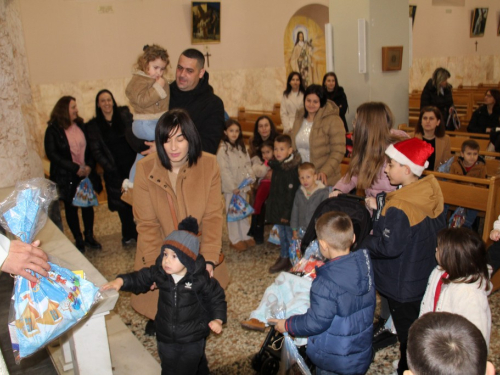 FOTO: Sv. Nikola i ove godine razveselio djecu u župi Rama-Šćit