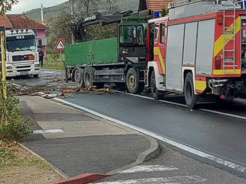 Bihać: Drvo palo na kabinu kamiona, vozač poginuo