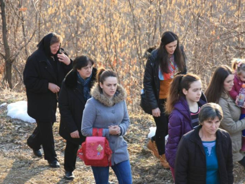 FOTO: Fra Andrija Jozić predvodio Križni put na Uzdolu