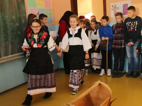 FOTO: Božićna priredba u Osnovnoj školi u Rumbocima