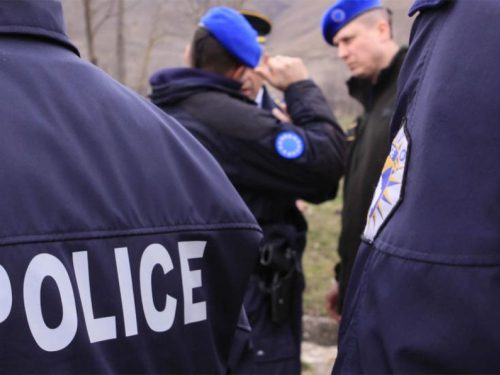 U policijskoj akciji ranjena tri policajaca, uhićeno 30 osoba