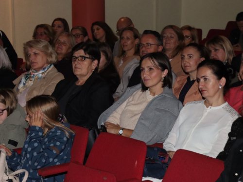 FOTO: U Prozoru izvedena ''Čaša'': Predstava o Bosni i dilemi odlaska i ostanka