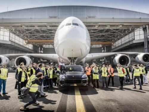Porsche Cayenne Turbo S povukao Airbus A380 težak 285 tona