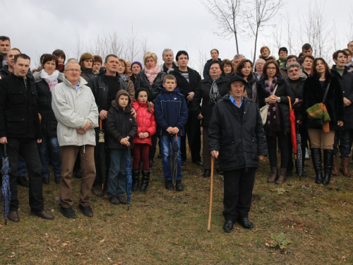 FOTO: Fra Andrija Jozić predvodio križni put na Uzdolu