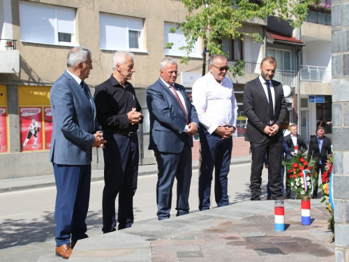 FOTO: Polaganjem vijenaca i svečanom sjednicom započelo obilježavanje Dana općine