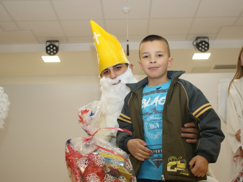 FOTO: Sv. Nikola razveselio mališane u Rumbocima