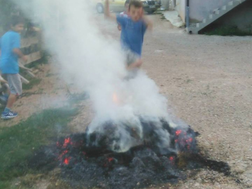 FOTO: Paljenjem svitnjaka Rama dočekuje sv. Ivu