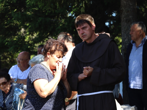 FOTO/VIDEO: Tisuće hodočasnika okupilo se na Kedžari u spomen na Divu Grabovčevu