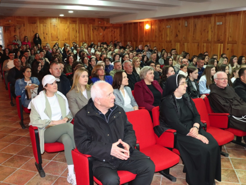 FOTO: ''Duhovni boj'' na Šćitu: Snažna poruka i dojmljiva izvedba oduševili prepunu dvoranu