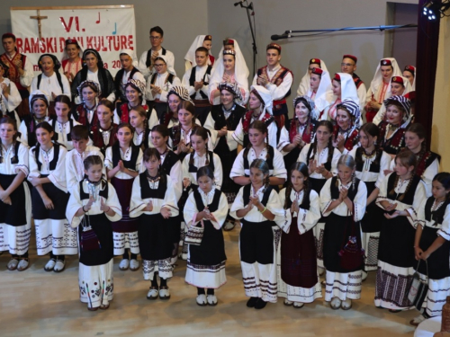 FOTO/VIDEO: Večer folklora u Prozoru