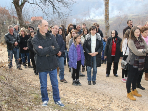 FOTO: Vlč. Stipo Knežević predvodio križni put na Uzdolu