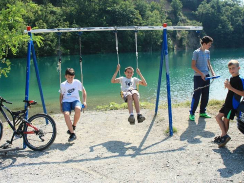 FOTO: Akcija čišćenja odmorišta i plaže na Gračacu