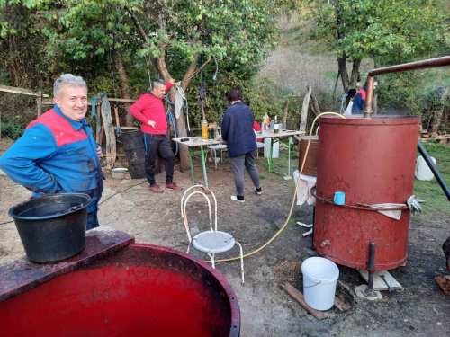 Krenula sezona pečenja ramske šljivovice