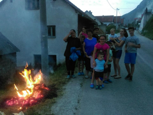 FOTO: Paljenjem svitnjaka Rama dočekuje sv. Ivu