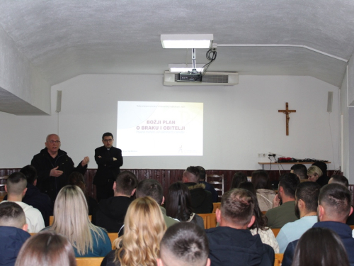 FOTO: Tečaj priprave za brak u župi Uzdol