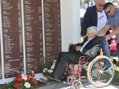 FOTO/VIDEO: Biskup Pero Sudar na Proslapu blagoslovio Spomen ploče