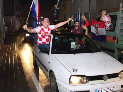 FOTO/VIDEO: Ludnica na ulicama Prozora! Pogledajte kako je proslavljena pobjeda Hrvatske