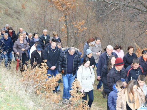 FOTO: Fra Andrija Jozić predvodio križni put na Uzdolu