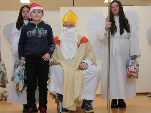 FOTO: Sveti Nikola razveselio najmlađe u župi Rumboci
