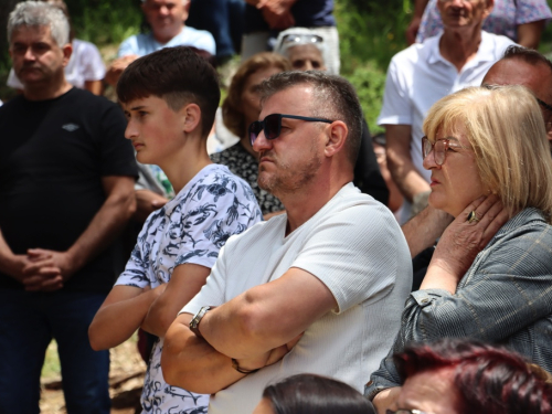 FOTO/VIDEO: Tisuće hodočasnika okupilo se na Kedžari u spomen na Divu Grabovčevu