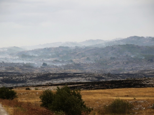 FOTO/VIDEO: Požar od Baljaka prema putu za Ramu