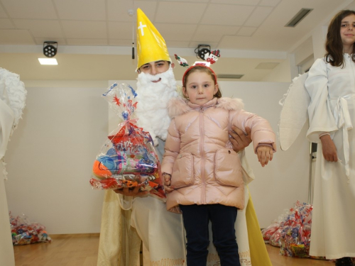 FOTO: Sv. Nikola razveselio mališane u Rumbocima