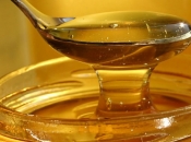 Mit ili istina: Med ne smijemo uzimati metalnom žlicom?