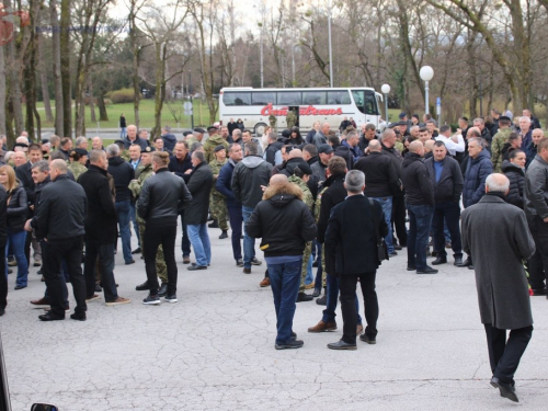 FOTO: Na Mirogoju sahranjen pukovnik Ante Pavlović
