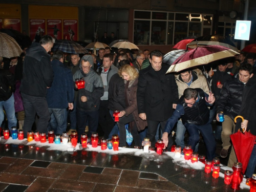 FOTO: U Prozoru zapaljene svijeće za tragično preminulog generala Slobodana Praljka