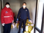 Pomoć ljudima u potrebi: Mladež predala Crvenom križu 30 paketa pomoći