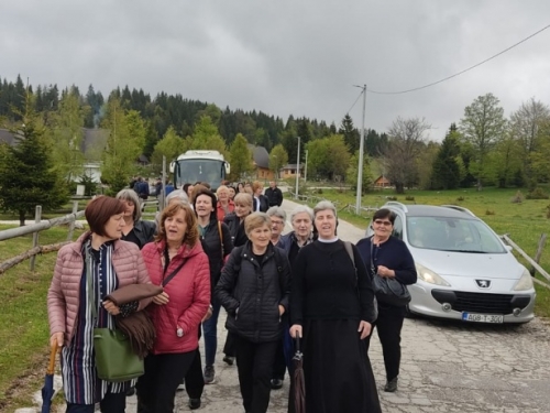 Članovi župnog zbora i PMI iz Prozora na duhovno-rekreativnom programu u Travniku