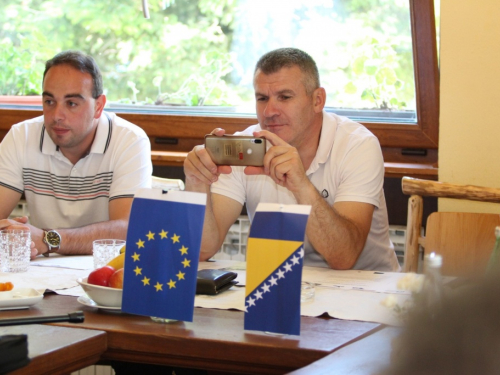 Konferencija na Blidinju: Praćenje medvjeda, tetrijeba i jarebica kamenjarki donijelo važne podatke