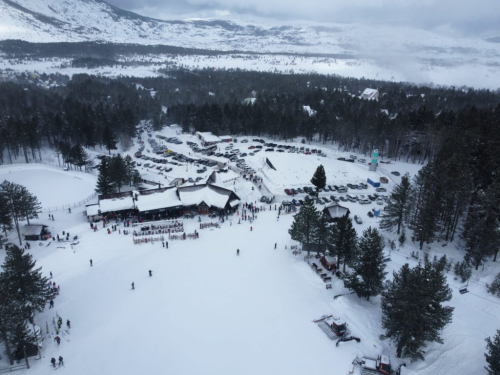 FOTO/VIDEO: Izletnici na Blidinju uživaju u snijegu - pogledajte snimke iz zraka