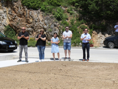 FOTO/VIDEO: U Podboru svečano blagoslovljen Gospin kip