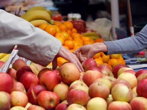 Svo voće na tržnicama, izuzev jabuka, dolazi iz uvoza