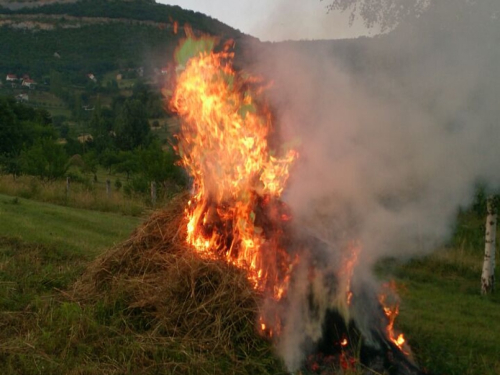 FOTO: Paljenjem svitnjaka Rama dočekuje sv. Ivu