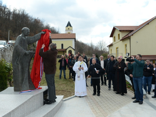 FOTO: Mons. dr. Pero Sudar blagoslovio novi križ i spomenik Stjepanu Džalti na Uzdolu