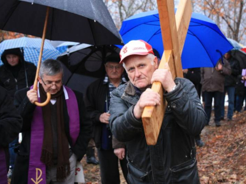 FOTO: Provincijal fra Lovro Gavran predvodio misu i Križni put na Uzdolu