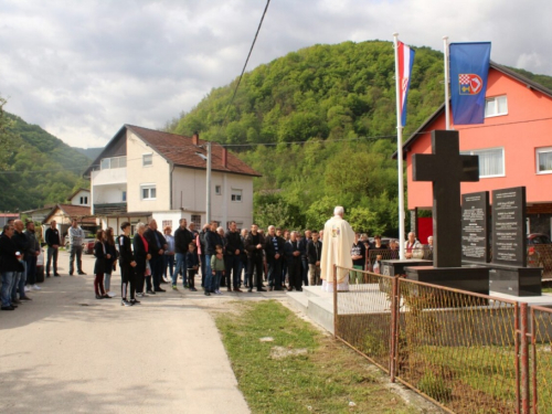 FOTO: Otkriveno i blagoslovljeno spomen obilježje na Lugu