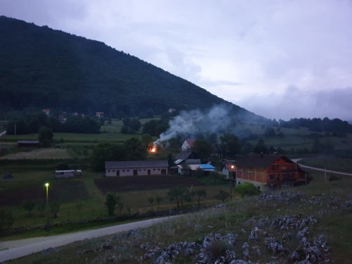 FOTO: Paljenjem svitnjaka Rama dočekuje sv. Ivu